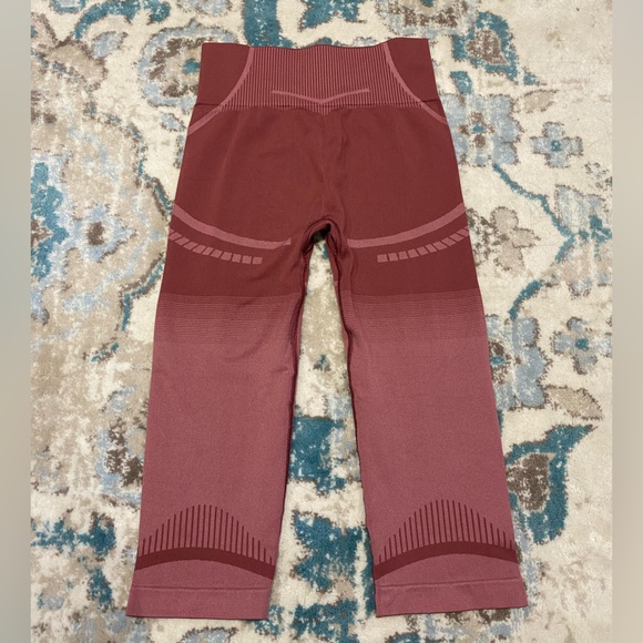 Gymshark Geo Seamless Cropped Leggings in Berry Red - Size Medium - Picture 3 of 3